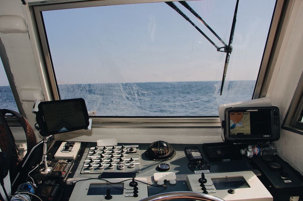 Écran protégé consulté depuis un bateau