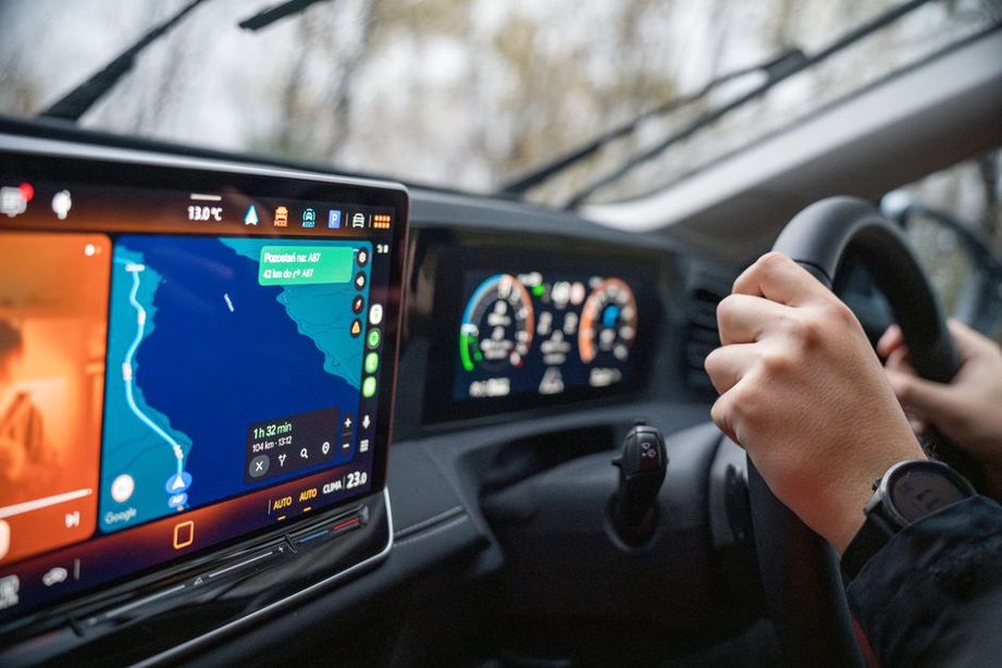 GPS Garmin affichant une instruction vocale détaillée