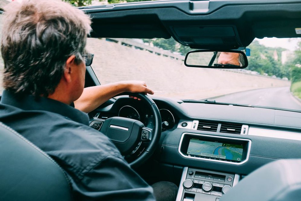 GPS portable posé près d’un pare-brise dégagé
