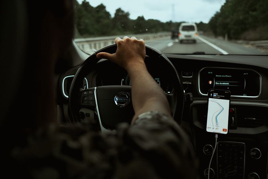 Un GPS portable et sa carte mémoire avant l’installation