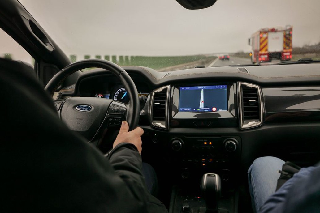 Écran GPS signalant un ralentissement sur l’itinéraire