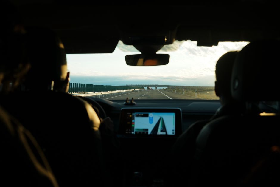 Un passager vérifie les commandes du GPS à l’arrêt