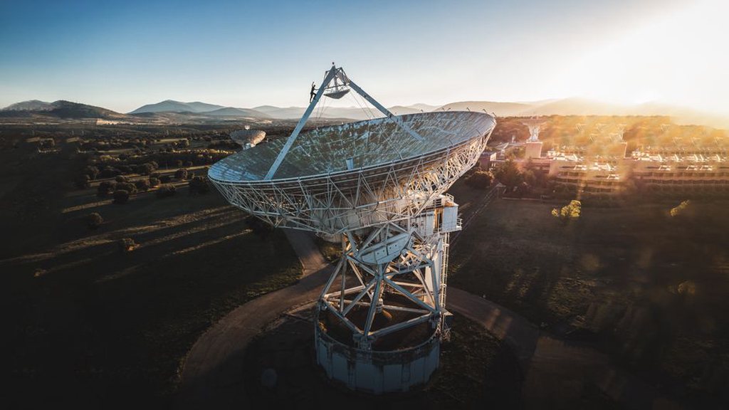 Écran de réception satellite observé à l’extérieur