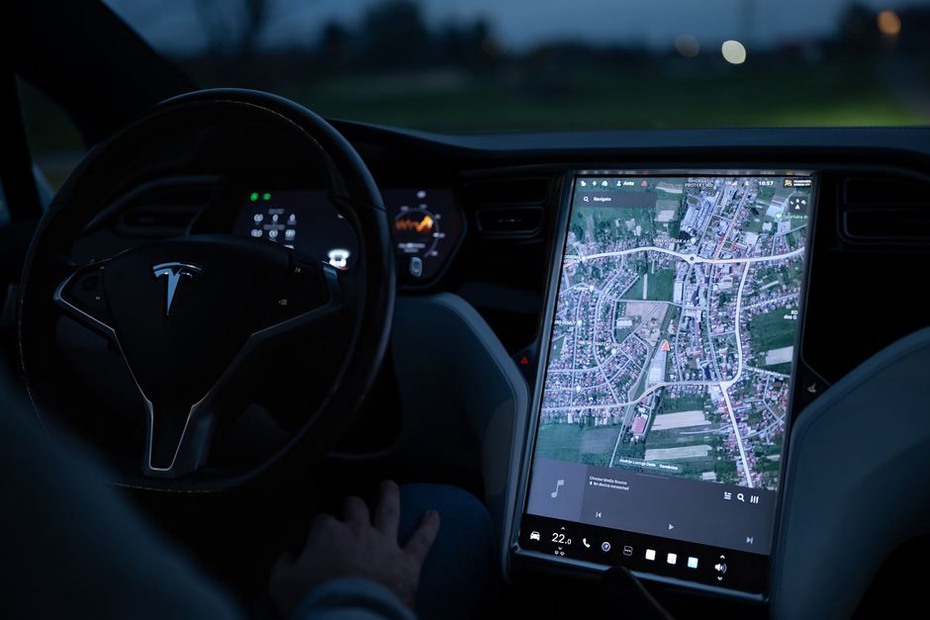 Écran GPS montrant des couleurs adaptées au jour et à la nuit