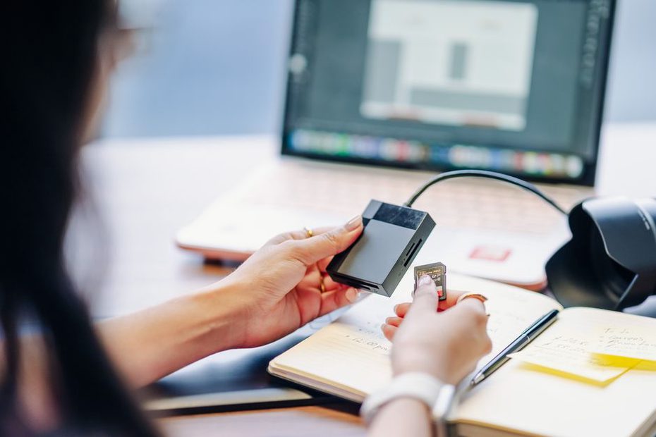 Ancienne et nouvelle cartes mémoire près du GPS