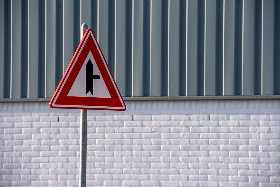 Signalisation à vérifier malgré le guidage affiché