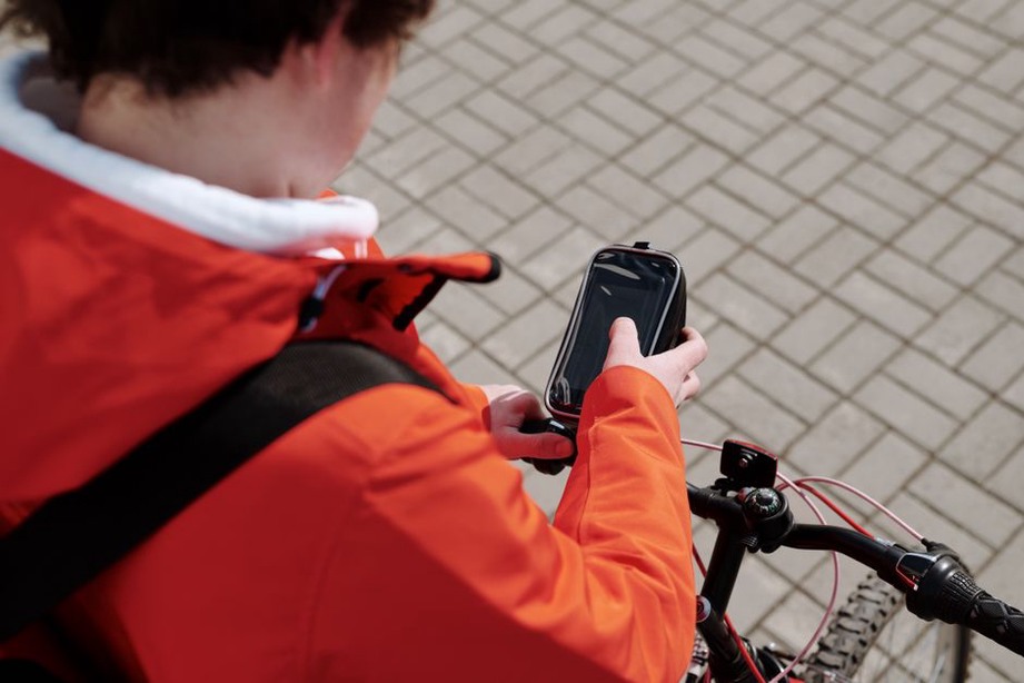 GPS fixé au guidon pendant une sortie à vélo