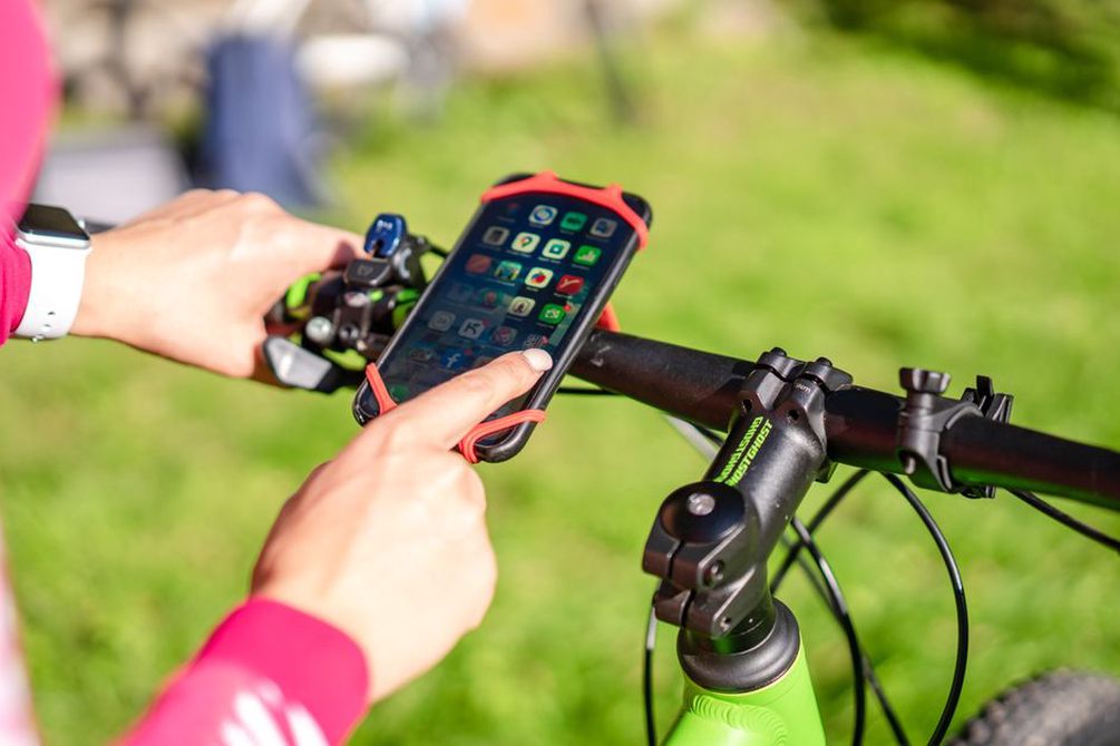 GPS de vélo consulté pendant un arrêt