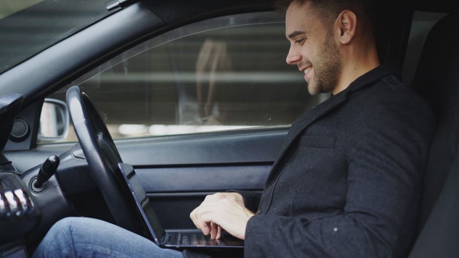 GPS branché à un ordinateur pour vérifier ses mises à jour