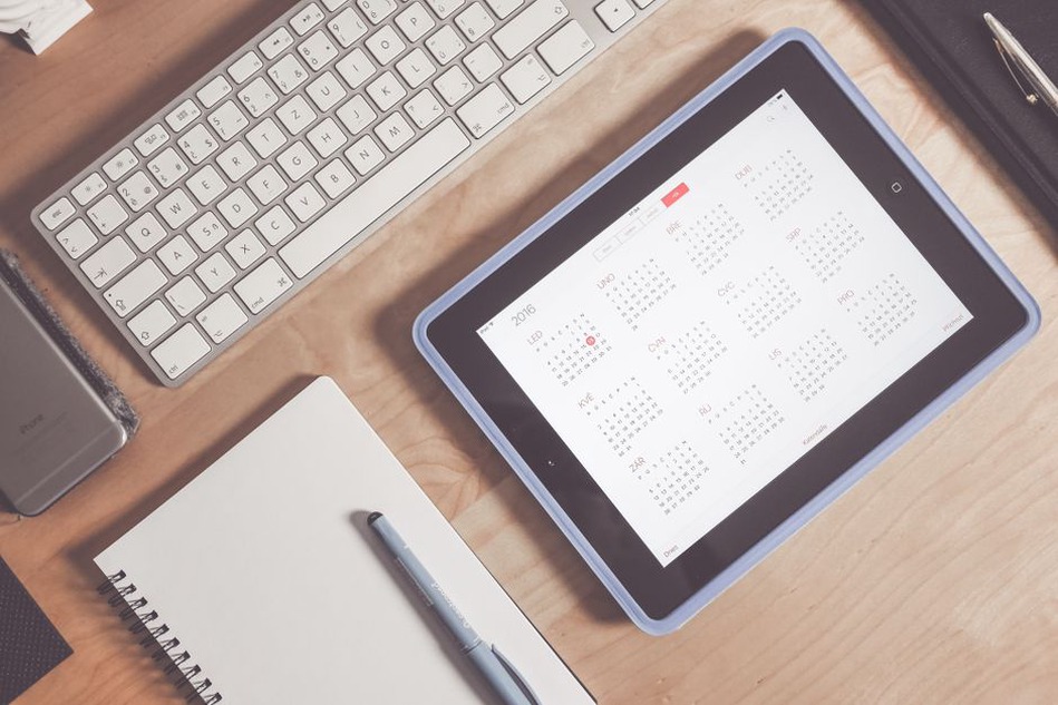 Calendrier de départs et GPS posés sur une table