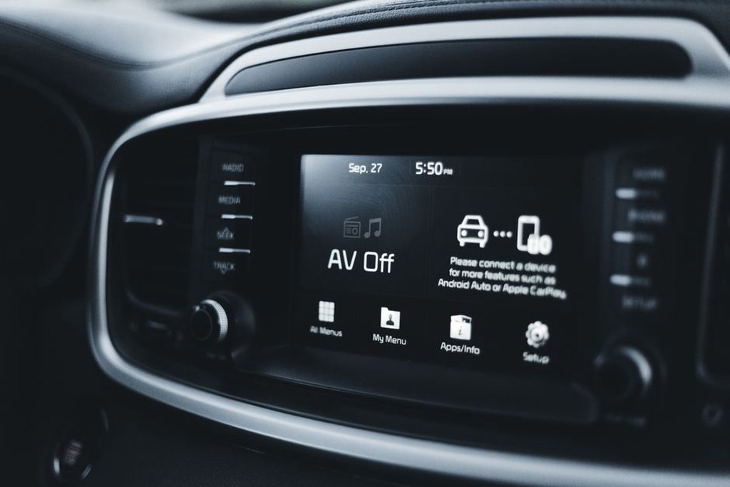 Menu de navigation affiché sur un GPS automobile