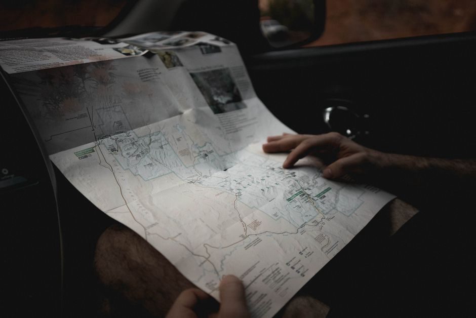 Étapes d’un voyage préparées autour d’une carte