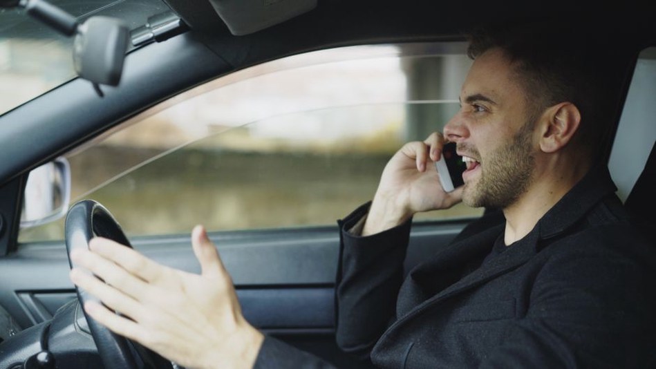 Vérification du téléphone et du GPS dans une voiture à l’arrêt