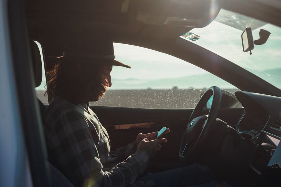 Vérification du GPS avant le départ en voiture