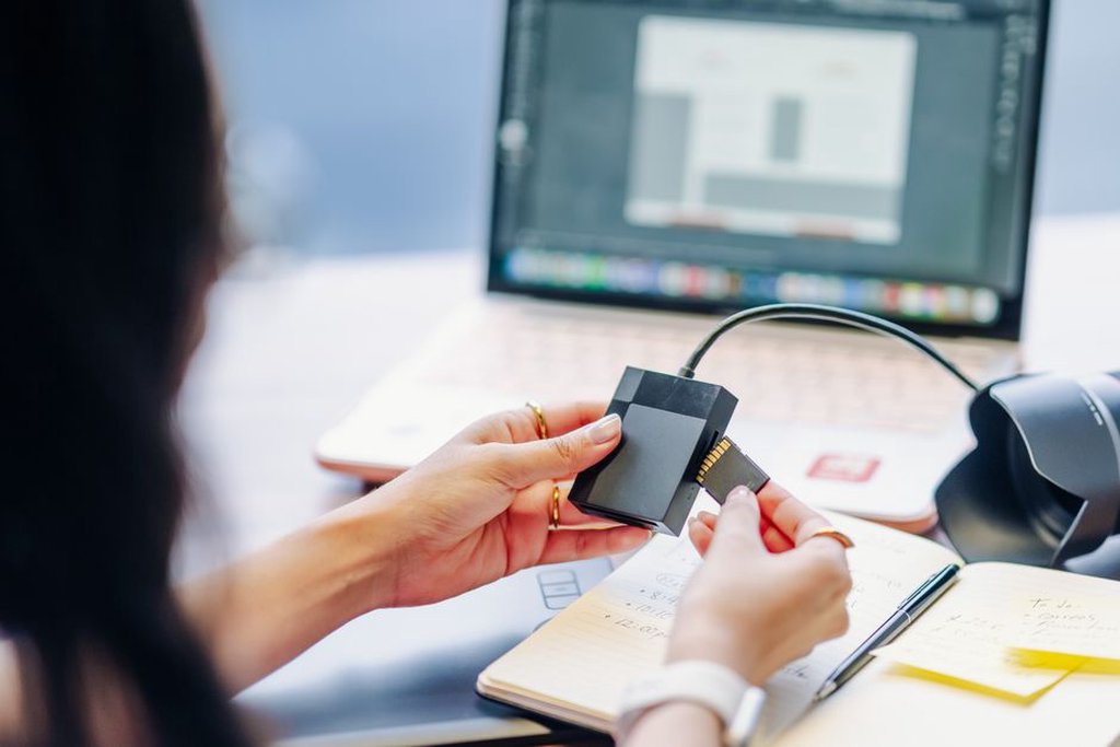 Carte mémoire et notes de diagnostic près du GPS