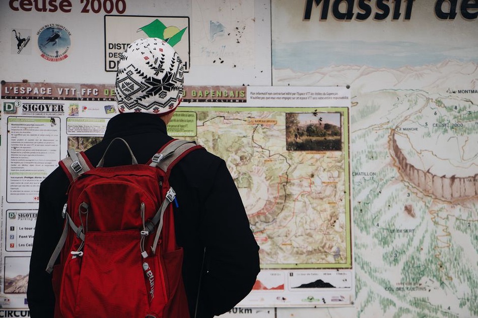 Un GPS affiche les courbes de niveau près d’un sentier