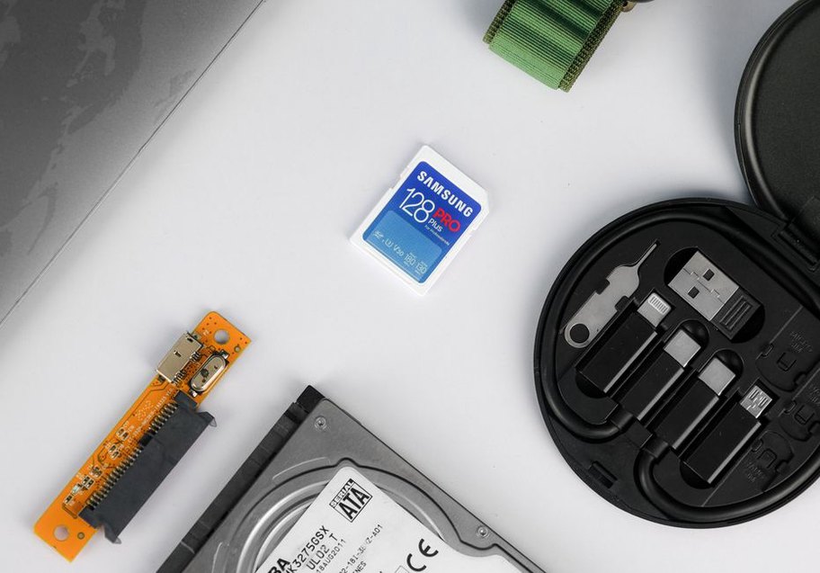 Carte microSD préparée à côté du GPS automobile