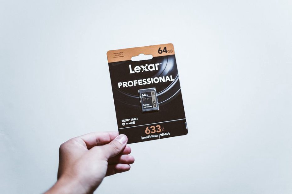 Carte microSD préparée à côté d’un GPS portable