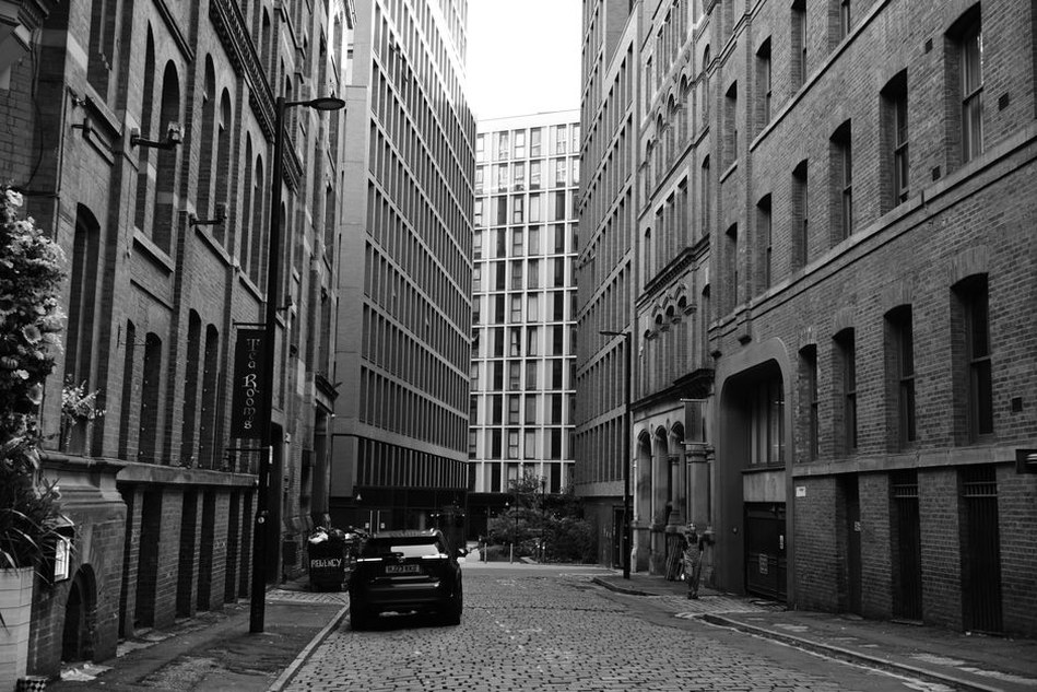 Rue étroite entre immeubles vue depuis un véhicule