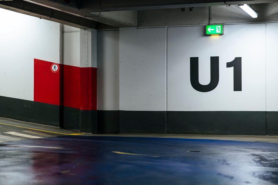 Repère de destination placé près de l’accès au parking