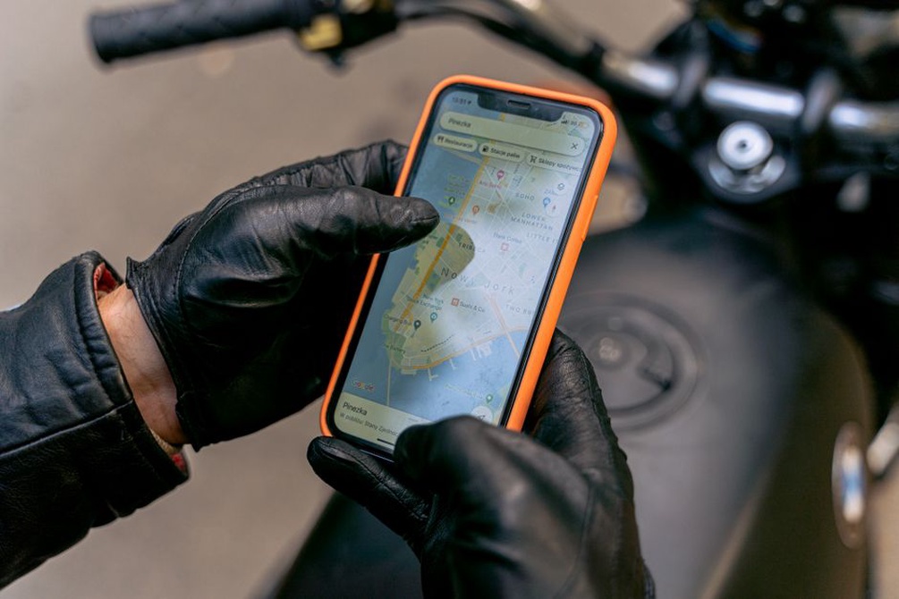 Consultation d’une aide GPS sur téléphone