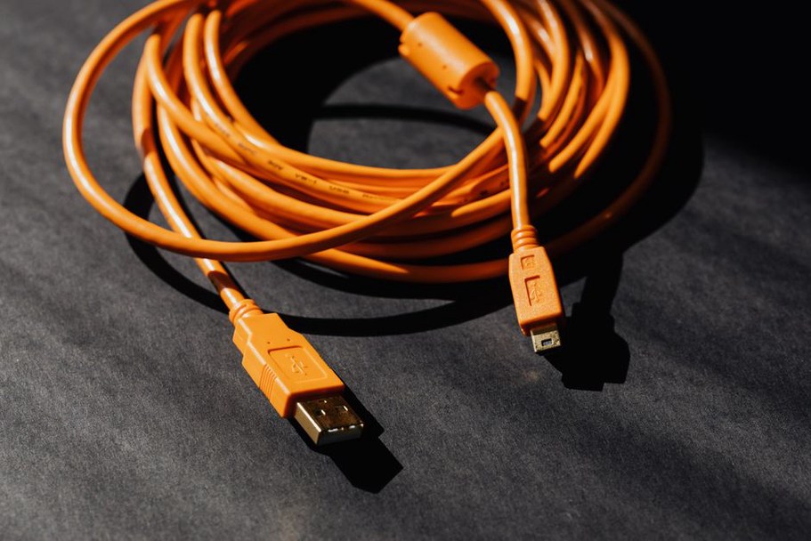 Un GPS relié à un ordinateur par câble USB
