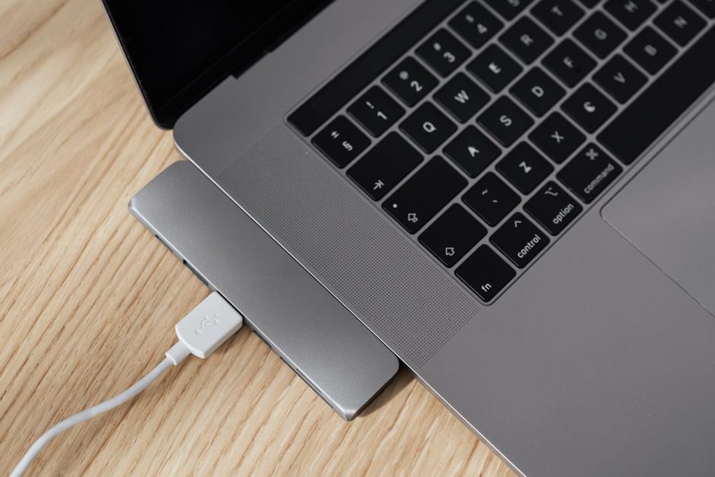 GPS relié à un ordinateur avant le transfert des cartes