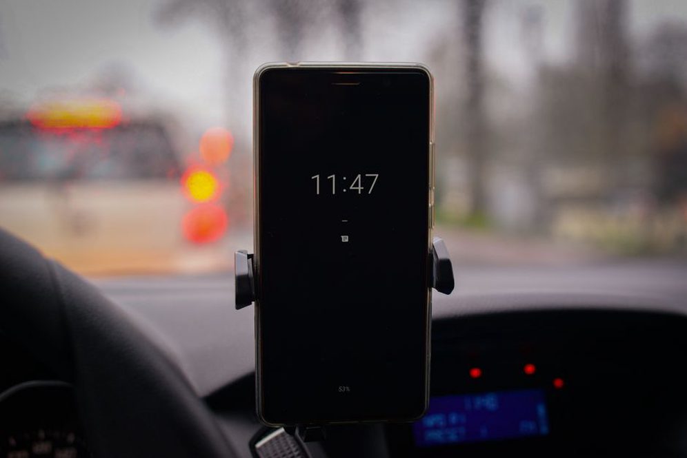 GPS fixé au tableau de bord pendant le guidage