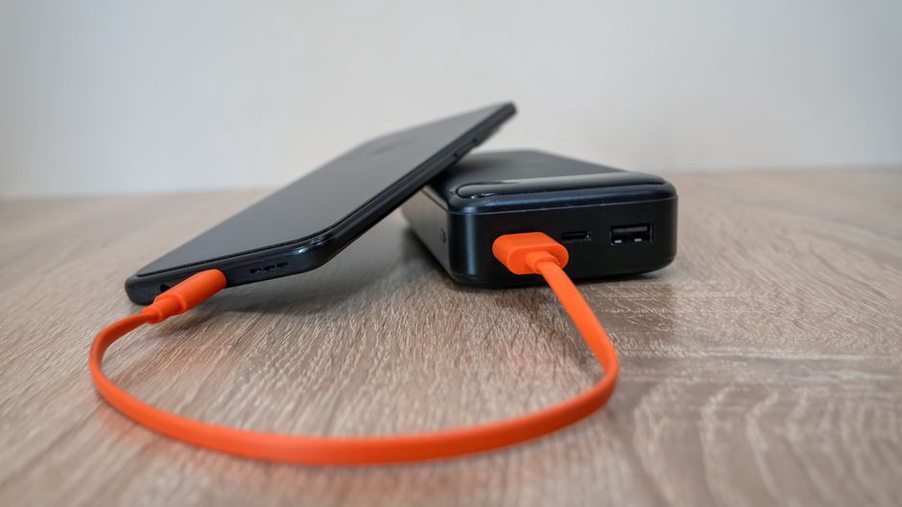 GPS portable relié à une batterie externe par câble USB