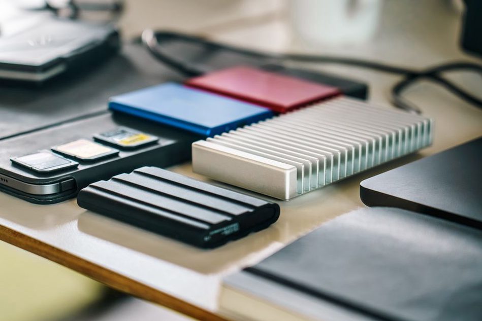 GPS portable et carte mémoire examinés sur un bureau